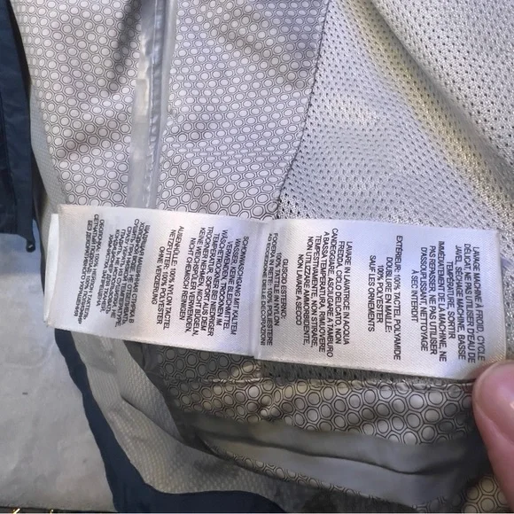 Mountain Hardware 3/4 rain jacket in super condition!!!! - Picture 8 of 15